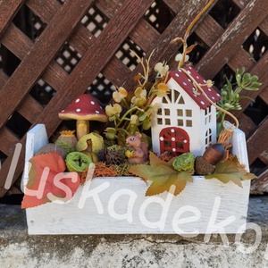 Asztaldísz, őszi, gombaházikóval, mókussal, termésekkel, 18cm x 14cm, Otthon & Életmód, Dekoráció, Asztal és polc dekoráció, Asztaldísz, Virágkötés, MESKA