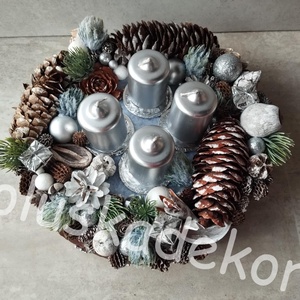 Adventi asztaldísz, natúr, ezüst, havas, koszorú, home dekoráció, 25cm, Karácsony, Adventi díszek, Adventi asztaldísz, Virágkötés, MESKA