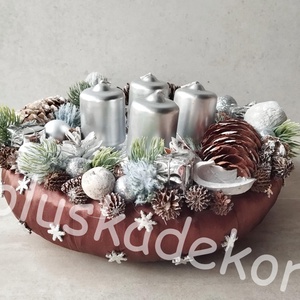 Adventi asztaldísz, natúr, ezüst, havas, koszorú, home dekoráció, 25cm - karácsony - adventi díszek - adventi asztaldísz - Meska.hu