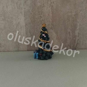 Téli falu, téli jelenet, karácsonyfa ajándékokkal - 9x4,5cm, Karácsony, Karácsonyi lakásdekoráció, Karácsonyi lakásdíszek, Virágkötés, MESKA