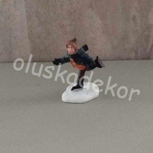 Téli falu, korcsolyázó kisfiu - 5,5x5,5cm, Karácsony, Karácsonyi lakásdekoráció, Karácsonyi lakásdíszek, Virágkötés, MESKA