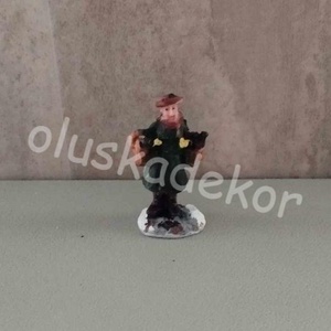 Téli falu, kosarat cipelő néni - 5,5x3cm, Karácsony, Karácsonyi lakásdekoráció, Karácsonyi lakásdíszek, Virágkötés, MESKA