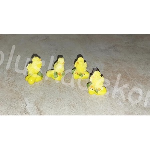 Csibe répán, paradicsomon, szőlőn, körtén, mini húsvéti dekorációs alapanyag, figura, 2x2,5cm, Kellékek & szerszámok, Dekorációs kellékek, Figurák, , MESKA