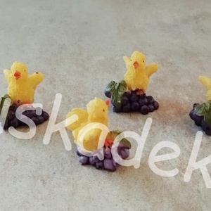 Csibe répán, paradicsomon, szőlőn, körtén, mini húsvéti dekorációs alapanyag, figura, 2x2,5cm - kellékek & szerszámok - dekorációs kellékek - figurák - Meska.hu