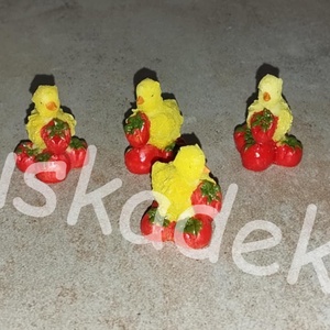 Csibe répán, paradicsomon, szőlőn, körtén, mini húsvéti dekorációs alapanyag, figura, 2x2,5cm - kellékek & szerszámok - dekorációs kellékek - figurák - Meska.hu