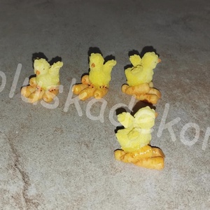Csibe répán, paradicsomon, szőlőn, körtén, mini húsvéti dekorációs alapanyag, figura, 2x2,5cm - kellékek & szerszámok - dekorációs kellékek - figurák - Meska.hu