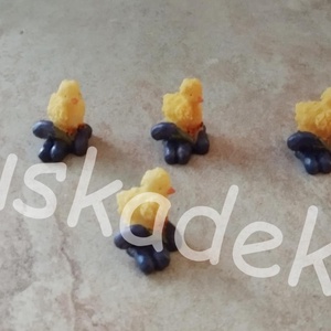 Csibe gombán, padlizsánon, epren, mini húsvéti dekorációs alapanyag, figura, 2x2,5cm - Meska.hu