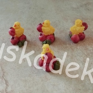 Csibe gombán, padlizsánon, epren, mini húsvéti dekorációs alapanyag, figura, 2x2,5cm - kellékek & szerszámok - dekorációs kellékek - figurák - Meska.hu