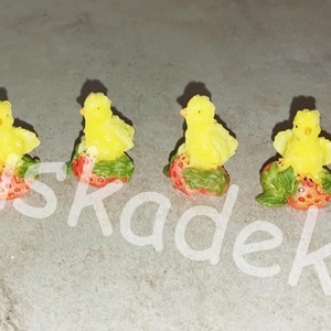 Csibe gombán, padlizsánon, epren, mini húsvéti dekorációs alapanyag, figura, 2x2,5cm - kellékek & szerszámok - dekorációs kellékek - figurák - Meska.hu