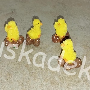 Csibe gombán, padlizsánon, epren, mini húsvéti dekorációs alapanyag, figura, 2x2,5cm - kellékek & szerszámok - dekorációs kellékek - figurák - Meska.hu