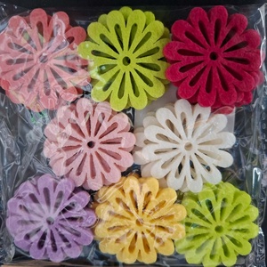 Virág, filcvirág, nyári, tavaszi dekorációs figura, 6 színben, 3cm - kellékek & szerszámok - dekorációs kellékek - egyéb kellékek - Meska.hu