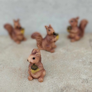 Mókus mogyoróval, őszi, poly dekor figura, 3,5x4cm - Meska.hu