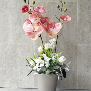 Orchidea, hóvirág, gyöngyvirág, barack/cirmos, fehér, gumi és selyemcsokor kerámia kaspóban, 49cm - Meska.hu