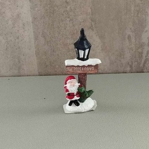 Téli falu, téli jelenet, télapó kandeláberrel - 9x4,5cm - Meska.hu