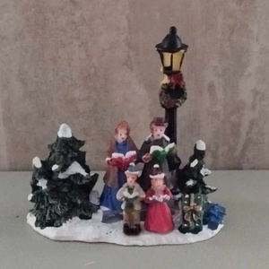 Téli falu, téli jelenet, karácsonyi dekorációs figura, kórusos, 12x7cm - Meska.hu