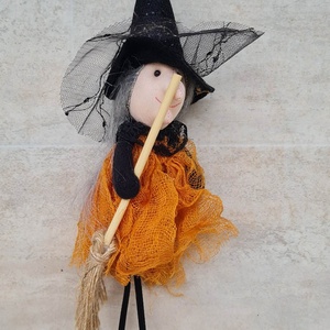 Textil boszorkány, boszi seprűvel, halloweeni, őszi, dekorációs, figura, 23cm - kellékek & szerszámok - dekorációs kellékek - figurák - Meska.hu