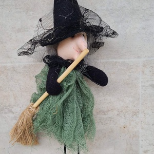 Textil boszorkány, boszi seprűvel, halloweeni, őszi, dekorációs, figura, 23cm - kellékek & szerszámok - dekorációs kellékek - figurák - Meska.hu