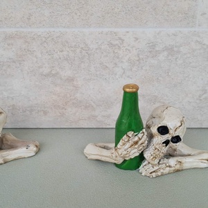 Csontváz borosüveggel, halloweeni, őszi, dekorációs, figura, 11x7cm - Meska.hu