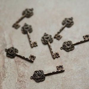 Antik jellegű, óarany kulcs, vintage, fém dekorációs alapanyag, 6x2 cm, Kellékek & szerszámok, Dekorációs kellékek, Egyéb kellékek, Virágkötés, Mindenmás, MESKA