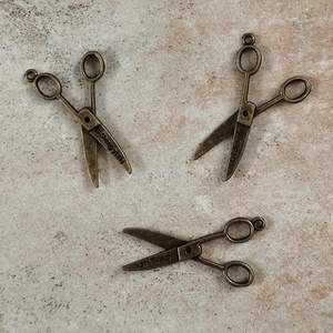 Antik olló, medál, dekorációs alapanyag, ó arany 4,5cmx2cm, Kellékek & szerszámok, Dekorációs kellékek, Egyéb kellékek, Virágkötés, Mindenmás, MESKA