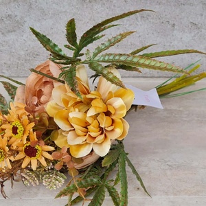 Dália - Ranunculus csokor, díszítő kis virágokkal, zöldekkel, dekorációs alapanyag, 43 cm - kellékek & szerszámok - dekorációs kellékek - virágfej - Meska.hu