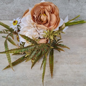 Dália - Ranunculus csokor, díszítő kis virágokkal, zöldekkel, dekorációs alapanyag, 43 cm - kellékek & szerszámok - dekorációs kellékek - virágfej - Meska.hu
