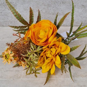 Dália - Ranunculus csokor, díszítő kis virágokkal, zöldekkel, dekorációs alapanyag, 43 cm - kellékek & szerszámok - dekorációs kellékek - virágfej - Meska.hu