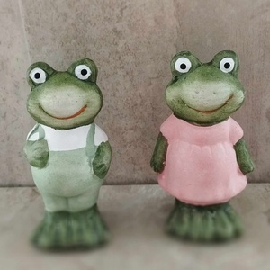 Maci, cica, béka, nyári, tavaszi dekorációs kiegészítő, kerámia figura, fiú, lány változatban, 8 cm - Meska.hu