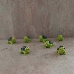 Teknősbéka, tavaszi, nyári poly dekorációs figura, 2,3 x 3,5cm - Meska.hu