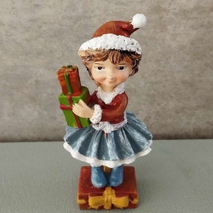Kislány fenyőfával, ajándékkal, karácsonyi dekorációs figura, 9cm - kellékek & szerszámok - dekorációs kellékek - figurák - Meska.hu
