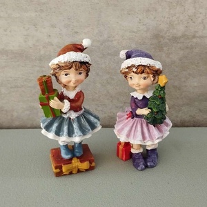 Kislány fenyőfával, ajándékkal, karácsonyi dekorációs figura, 9cm - Meska.hu