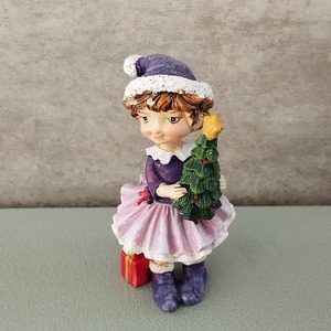 Kislány fenyőfával, ajándékkal, karácsonyi dekorációs figura, 9cm - kellékek & szerszámok - dekorációs kellékek - figurák - Meska.hu