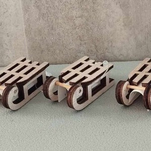 Szánkó, fa, karácsonyi dekorációs figura natúr, fehér, piros, 5cm - Meska.hu