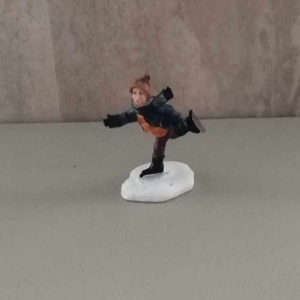 Téli falu, téli jelenet, korcsolyázó kisfiu, karácsonyi dekor figura, Kellékek & szerszámok, Dekorációs kellékek, Figurák, Virágkötés, MESKA