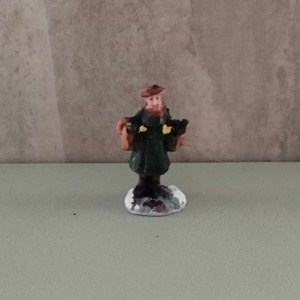 Téli falu, téli jelenet, kosarat cipelő néni, karácsonyi dekor figura, Kellékek & szerszámok, Dekorációs kellékek, Figurák, Virágkötés, MESKA