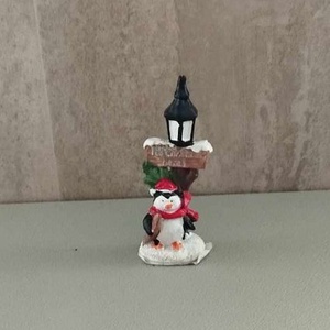 Téli falu, téli jelenet, pingvin kandeláberrel - 9x4,5cm, Kellékek & szerszámok, Dekorációs kellékek, Figurák, Virágkötés, MESKA