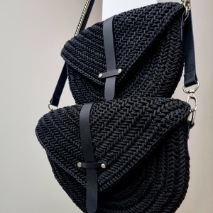 Horgolt crossbody, láncos pánttal, bőr kiegészítőkkel - Meska.hu