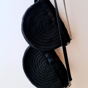 Horgolt crossbody, láncos pánttal, bőr kiegészítőkkel - táska & tok - kézitáska & válltáska - vállon átvethető táska - Meska.hu