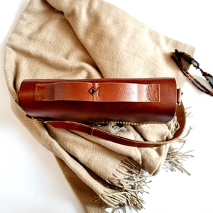 Horgolt crossbody, valódi bőr fedlappal és pánttal - táska & tok - kézitáska & válltáska - vállon átvethető táska - Meska.hu