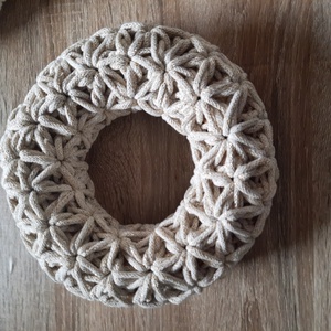 Horgolt koszorú 20 cm ekrü, enyhén csillogó, virágmintás  - Meska.hu