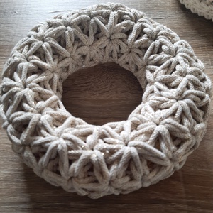 Horgolt koszorú 20 cm ekrü, enyhén csillogó, virágmintás  - otthon & életmód - dekoráció - virágdísz és tartó - koszorú - Meska.hu