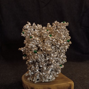 Öntött alumínium szobor mágneses kulcstartóval, keményfa talpon  modern lakásdekoráció, dísztárgy vagy ajándék - otthon & életmód - dekoráció - asztal és polc dekoráció - asztaldísz - Meska.hu