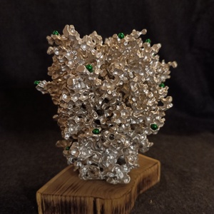 Öntött alumínium szobor mágneses kulcstartóval, keményfa talpon  modern lakásdekoráció, dísztárgy vagy ajándék - otthon & életmód - dekoráció - asztal és polc dekoráció - asztaldísz - Meska.hu