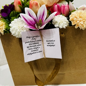 Pedagógusnapi Virágbox � Prémium Ajándék Egyedi Felirattal, Otthon & Életmód, Virágdekoráció, Virágdíszek, Asztali virágdísz, Virágkötés, MESKA