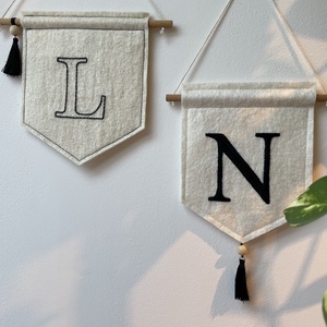 Kezdőbetűs gyapjú banner - baba - mama - babaszoba dekoráció - babanév dekoráció - Meska.hu