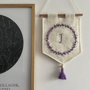 Kezdőbetűs gyapjú banner gyöngykoszorúval, Baba - mama, Babaszoba dekoráció, Babanév dekoráció, , MESKA
