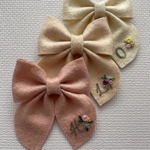 Gyapjú hajbamasni kezdőbetűvel, Ruha & Divat, Hajdísz & Hajcsat, Hajcsat & Hajtű, Hímzés, MESKA