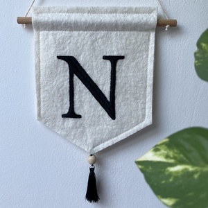 Kezdőbetűs gyapjú banner - baba - mama - babaszoba dekoráció - babanév dekoráció - Meska.hu