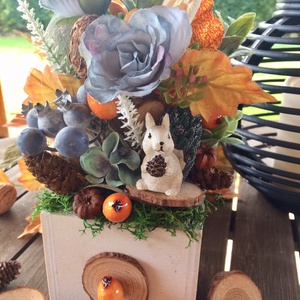 Fehér mókusos őszi asztaldísz áfonyával selyemvirágokkal termésekkel - otthon & lakás - dekoráció - asztal és polc dekoráció - asztaldísz - Meska.hu
