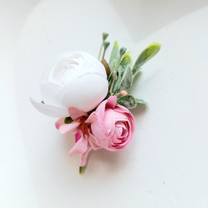 Rózsaszín boglárkás selyemvirág vőlegény vagy tanú kitűző  - esküvő - kiegészítők - kitűző - Meska.hu